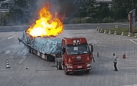 50万元锂电池起火“灰飞烟灭” 货车司机关键时刻断头自救
