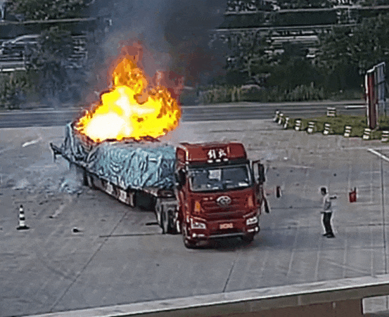50万元锂电池起火“灰飞烟灭” 货车司机关键时刻断头自救
